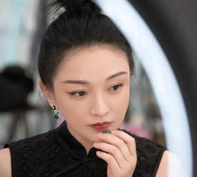 54岁丰腴迷人，“风流成性、老少通吃”一生撩男无数却至今单身