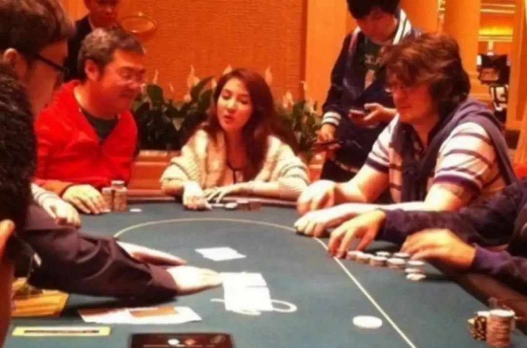 本性难移？32岁郭美美二次出狱后，模样大变，买7988元最新款手机！