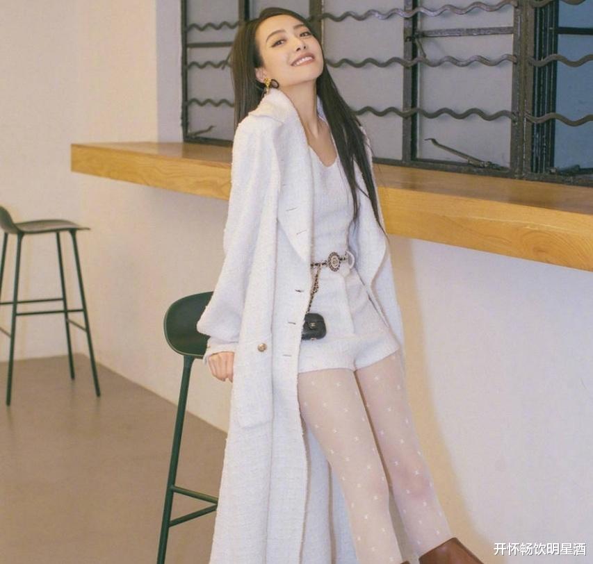 宋茜越来越放飞自我了,白色丝袜搭配背心连衣裙仙气十足!