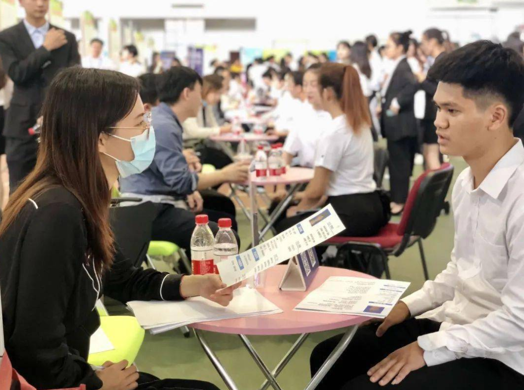 |“洗碗工”也敢来,高校招聘会现场惹争议,网友评论直击灵魂