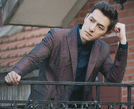 胡歌携妻女三亚度假!夫妻合力逗娃画面温馨,妻子却遭网友嘲太丑