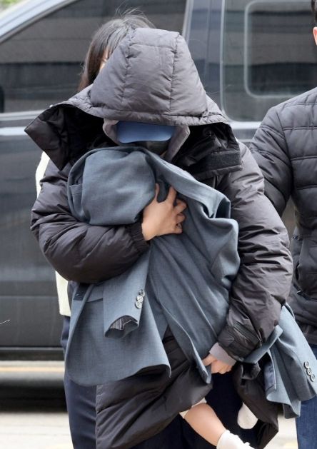 涉威胁李善均女室长受审，抱孩子一言不发，在男方去世前逃跑未果