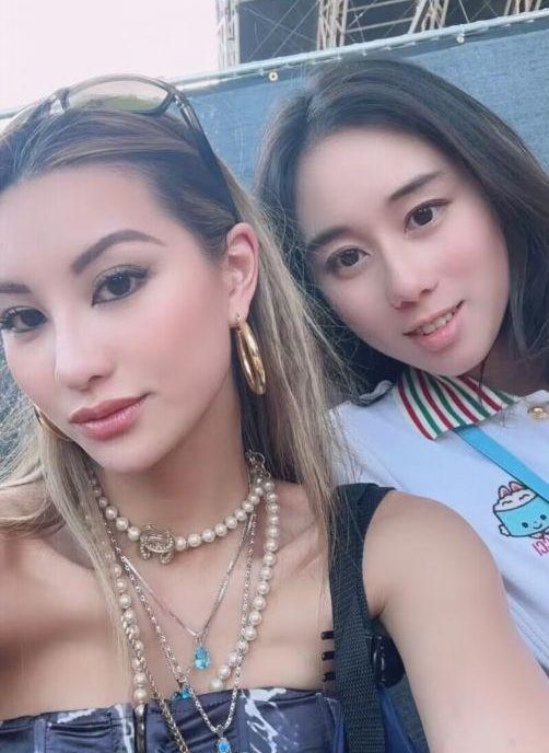 何猷君何超欣日本度假,入住酒店超五千元,频繁与妹妹出游惹争议