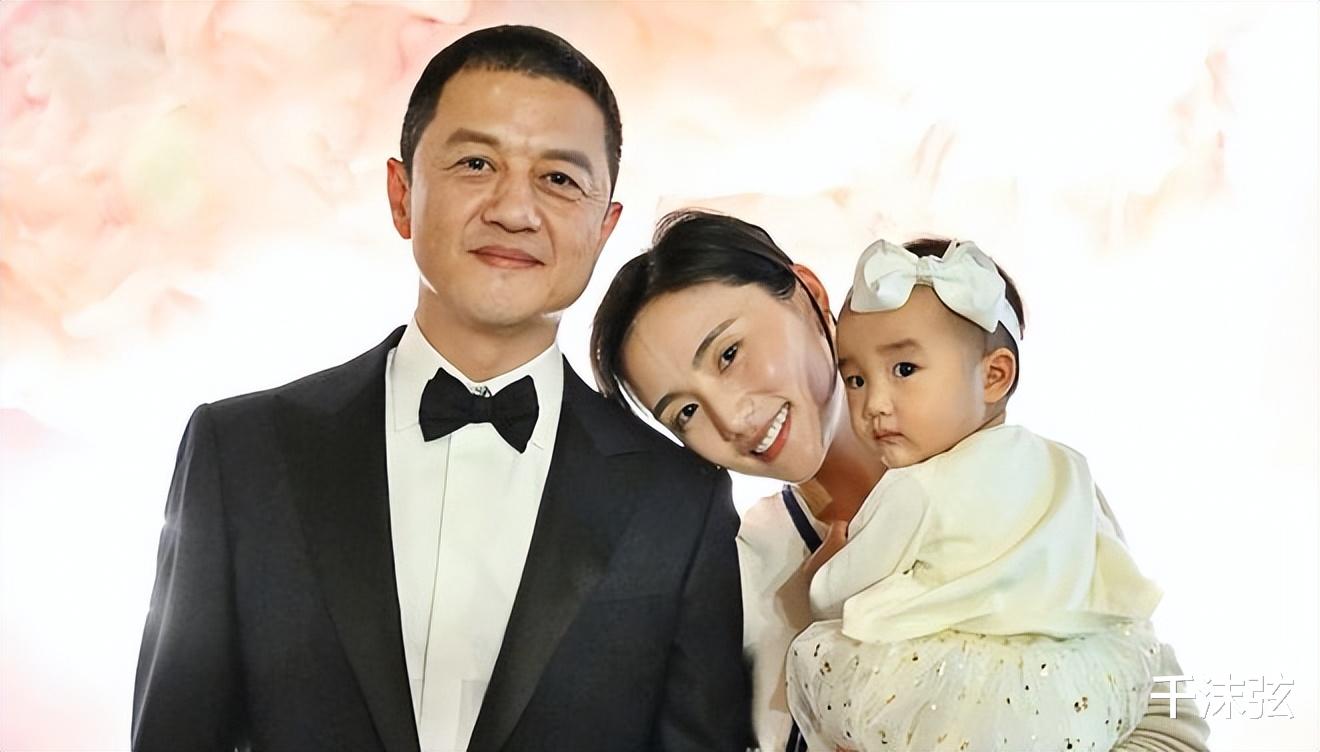 李亚鹏|海哈金喜回娘家,独自带娃坐飞机很自立,嫁李亚鹏后2年没见家人