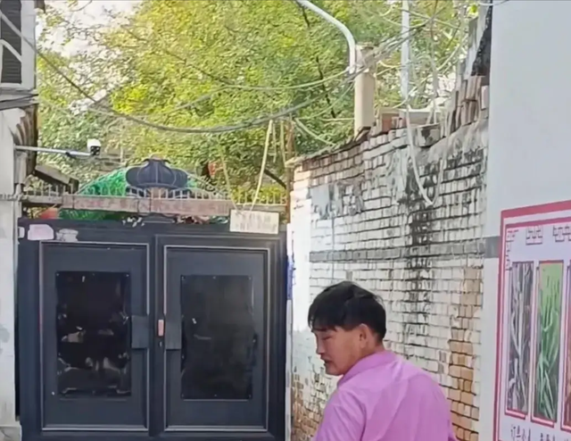 大衣哥是狠人！大门上安滚钉板，围墙上种仙人掌，粉丝们要小心