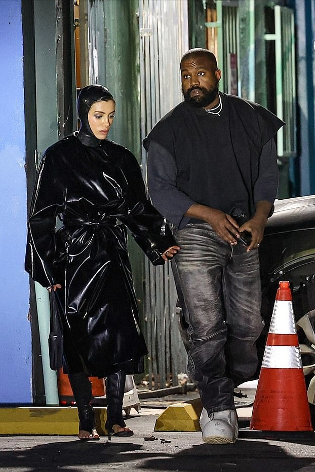 坎爷老婆穿乳胶大衣裹得好严实!连脑袋裹住了,露脚趾靴子看不懂