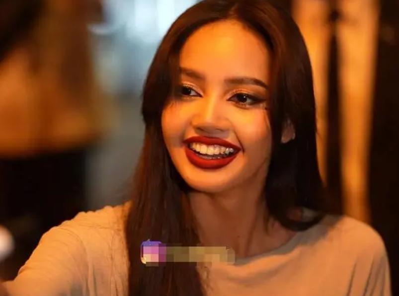 锤！baby携好友看疯马秀，走侧门躲记者，曝将与疯马秀深度合作