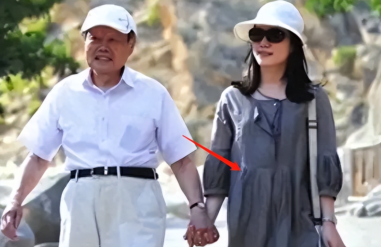 杨振宁现身东莞理工致词,脑清晰脸红润状态好,疑与翁帆好事将近