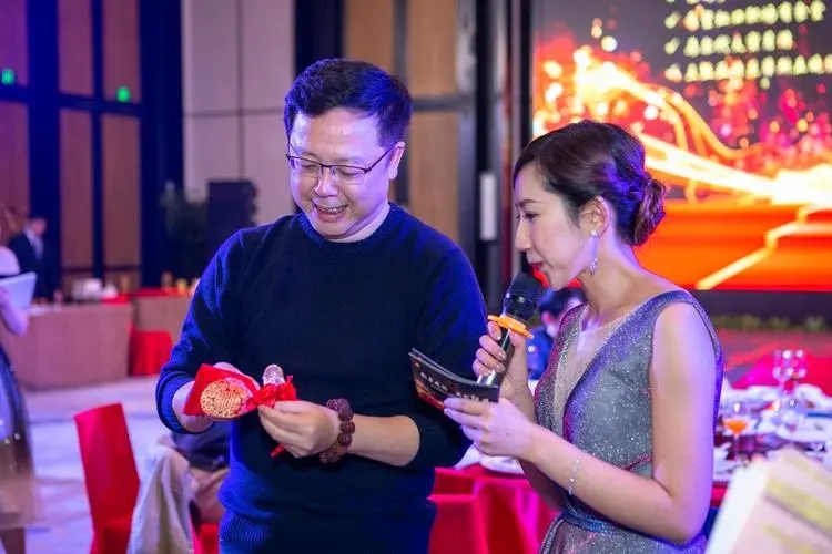 00后女同事入职3个月,年会抽中公司特等奖,得知奖品后哭笑不得