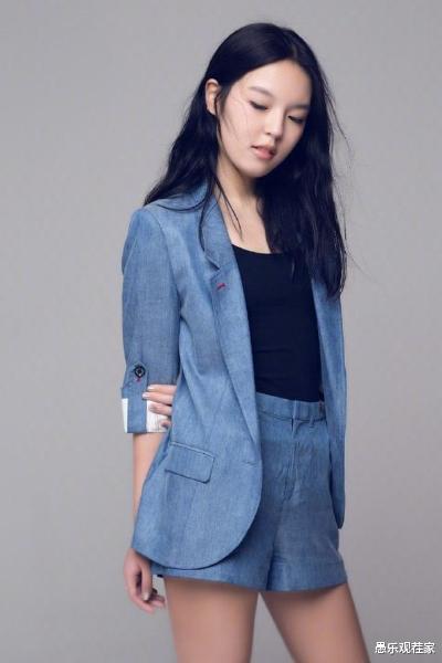 李咏女儿正式出道,才艺多还是学霸,会5门外语,提前1年名校毕业