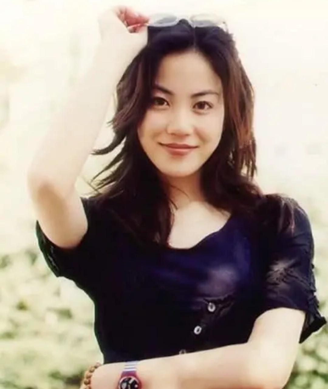 王菲|54岁王菲近照曝光，小腹隆起明显，谢霆锋疑似喜当爹