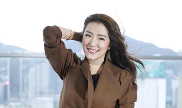 港媒曝黄日华求娶女神,郎才女貌情投意合,他爱人去世仅三年