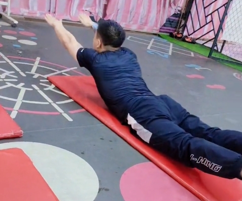 曝网红萧俊同时与30位女友交往，致多人怀孕流产，聊天记录曝光