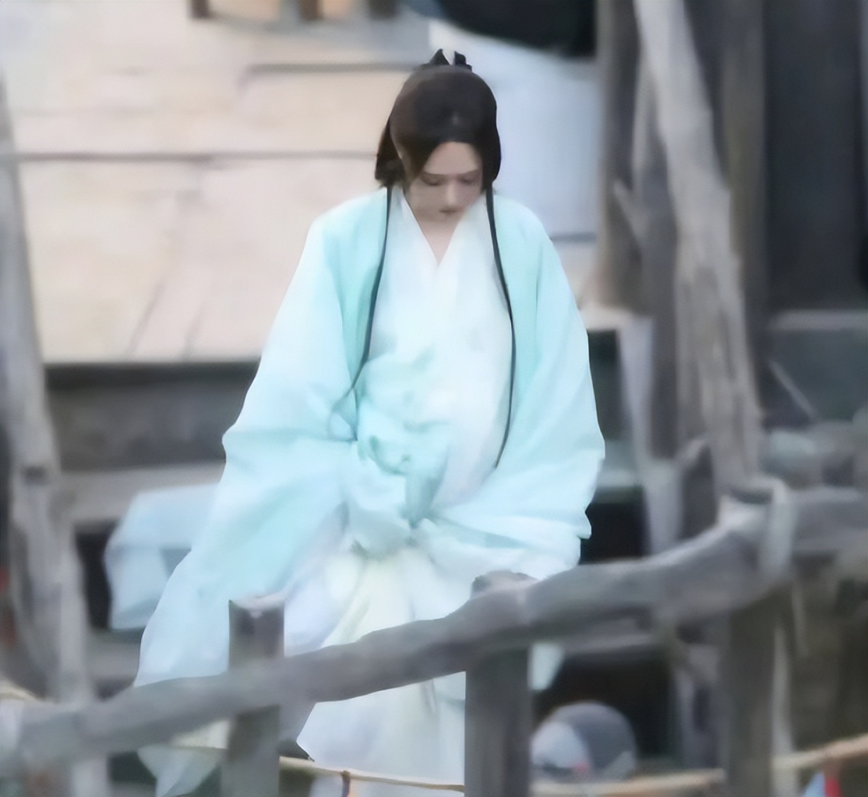 不扮嫩、不打针、人到中年演妈妈,42岁阿娇的清醒值得赞扬