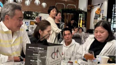邱泽许玮甯与友人聚餐，肤色差惹眼，结婚2年都忙事业不急于生子
