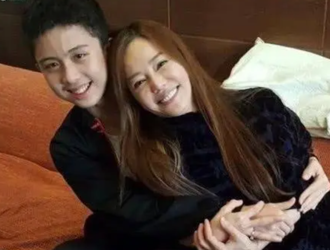 女星与儿子当众亲吻3小时，同床共枕15年，儿子最终被送进监狱