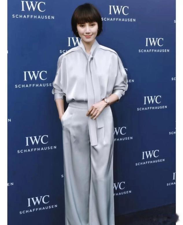 短发 陈数、袁泉告诉你:女人上了年纪,裙要长、发要短,美得优雅高级