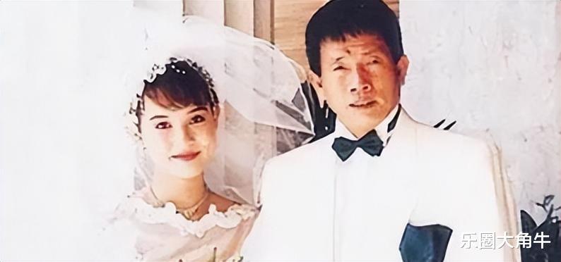 9年前刘家良去世,葬礼上哭到昏厥的娇妻,为何转身嫁进赌王家?