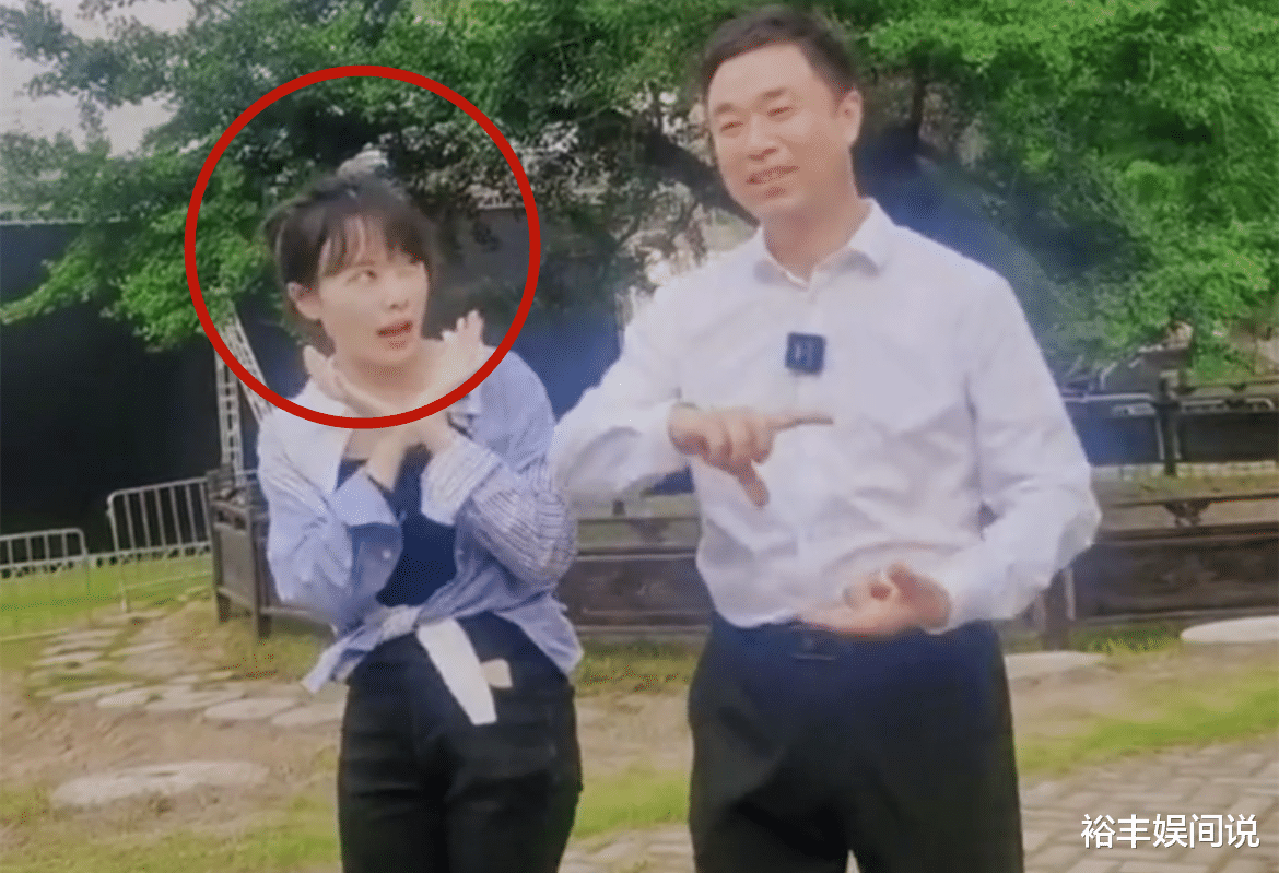 明星素颜|黄老师素颜出席活动判若两人,努力展侧脸被嘲:刚拆迁气势没跟上