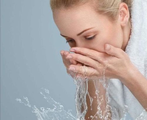 男生脸上皮肤干燥用什么护肤品