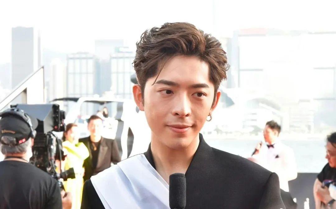 |香港顶流是戏精?香港顶流上热搜,被嘲缓解容貌焦虑,经纪人放话绝不来内地