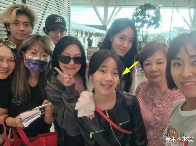 汪小菲海边拥抱女儿，9岁汪希玥暴风抽高，姐弟俩回家后变怯懦！