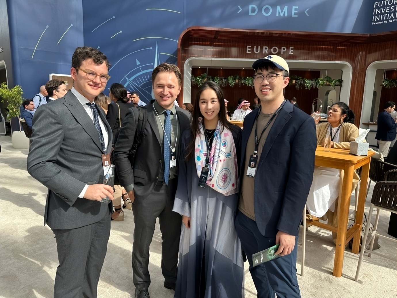 千金何超欣现身沙特，穿沙特服装超迷人，和当地美女同框也不输