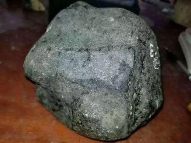 玉雕|买的翡翠原石，形状像个菜疙瘩，分享切开过程