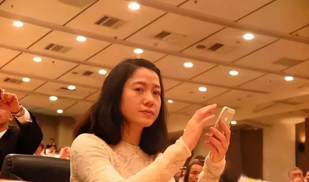 翁帆香港前夫曝光！一句话揭开女方真实面目，内涵杨振宁是接盘侠