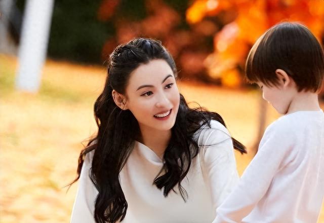 张柏芝被气到住院!谢霆锋也忍无可忍,因儿子带回一位“老阿姨”？