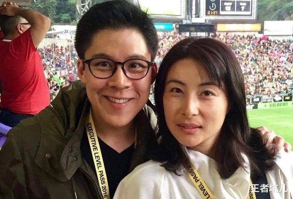 郭晶晶|一场慈善晚宴,郭晶晶把豪门名媛的脸都打肿了