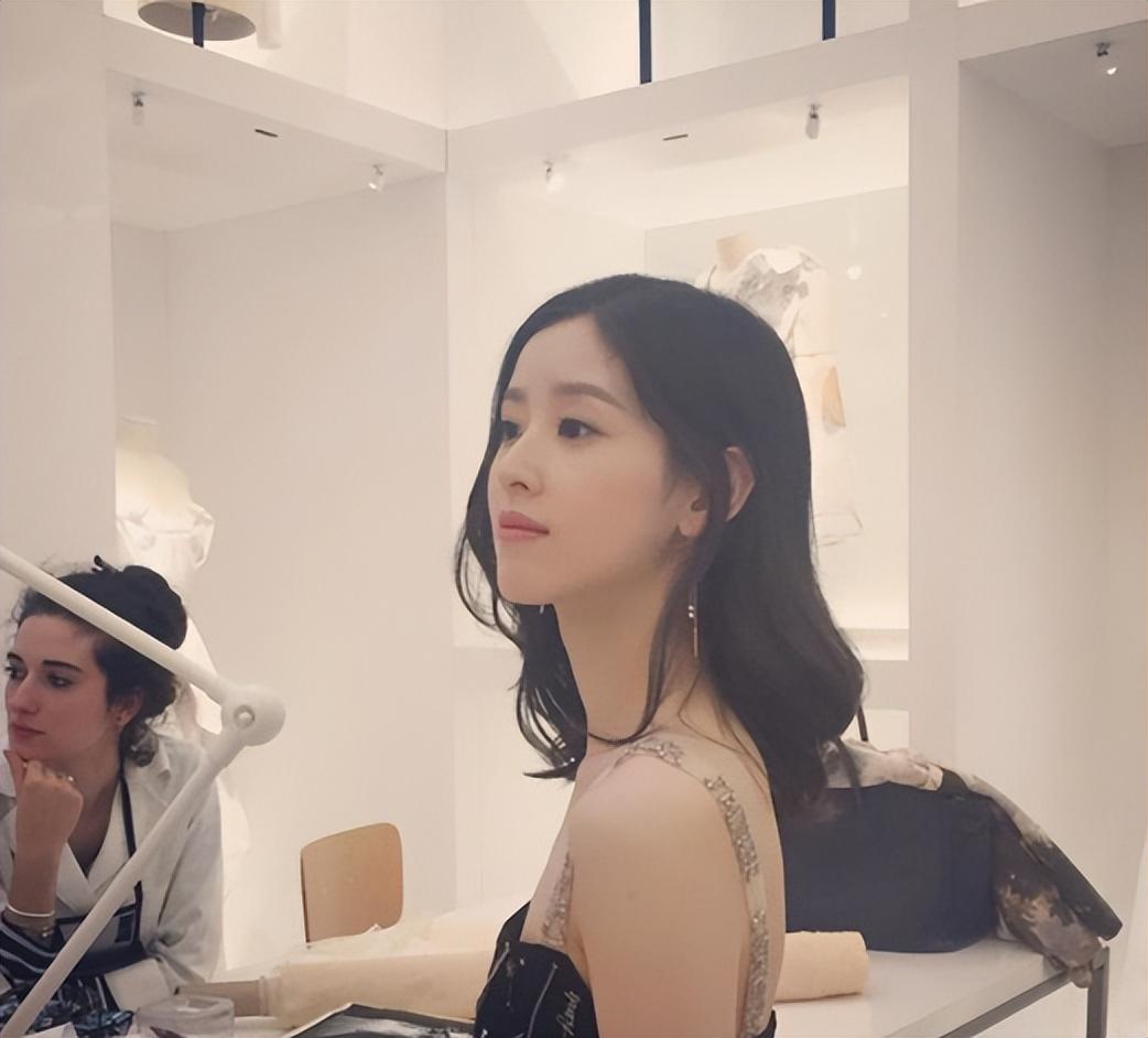 |章泽天：母亲节三倍的爱，暗示自己怀3胎