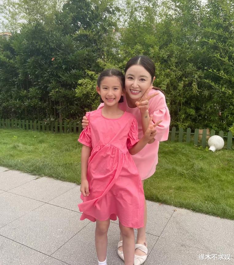 林心如一家3口日本海边旅游，6岁小海豚气质出众，霍建华变瘦变帅