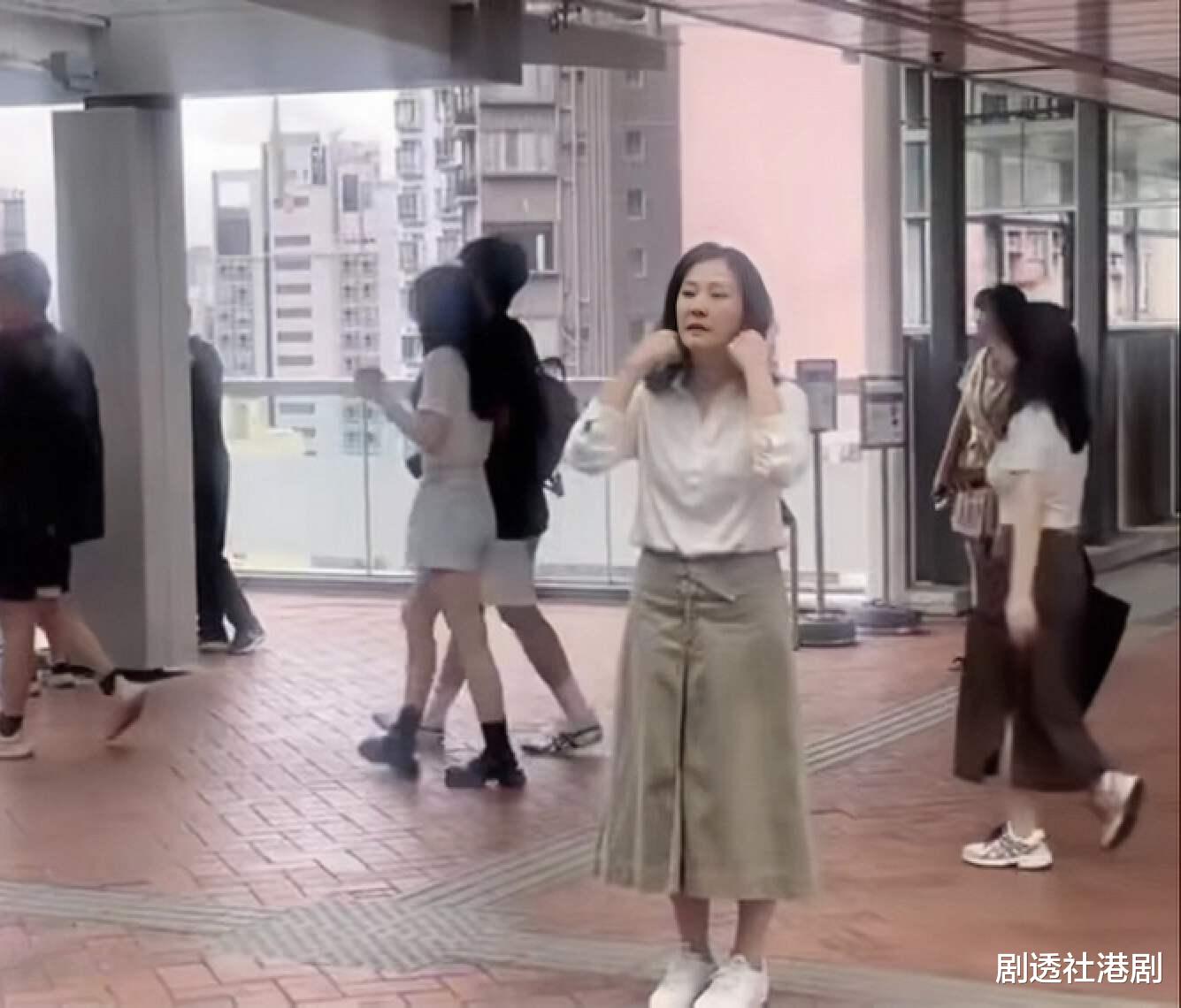 TVB前当家花旦突然复出，在地铁站拍节目，获网友大赞：高知女神