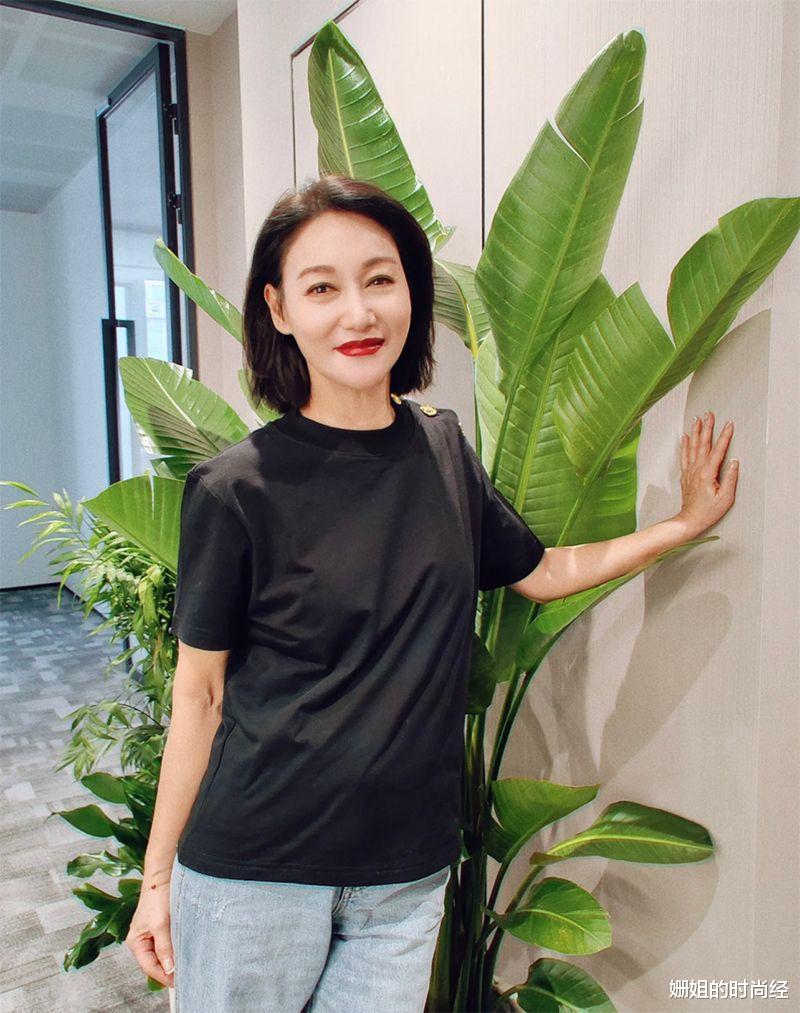 穿衣搭配 63岁惠英红才是真优雅：发不过肩、穿衣时髦又洋气，到老都优雅
