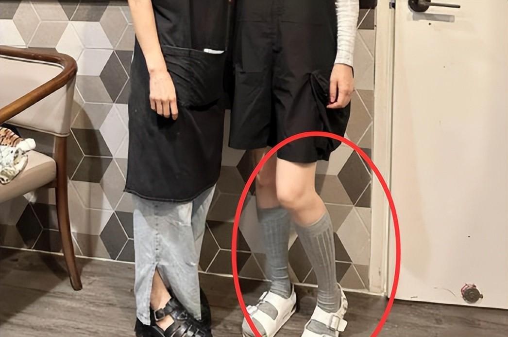 40岁孙俪近照,大热天穿长筒袜包裹严实,养生过度“害”了她!