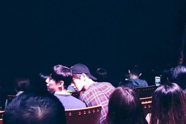 49岁何炅现身乌镇戏剧节,路人视角暴露身高,另类穿搭惹争议