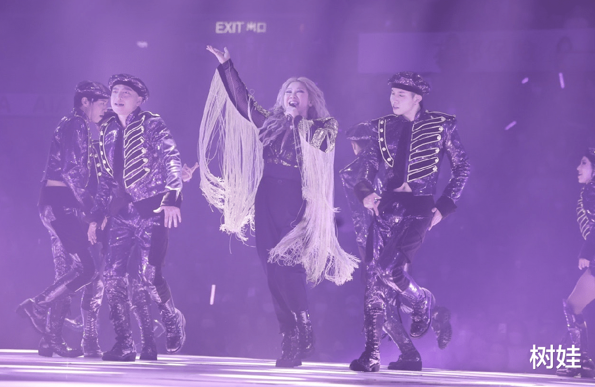 |郑欣宜第三度举办红馆演唱会,郑裕玲做嘉宾,郑少秋送花篮未到场