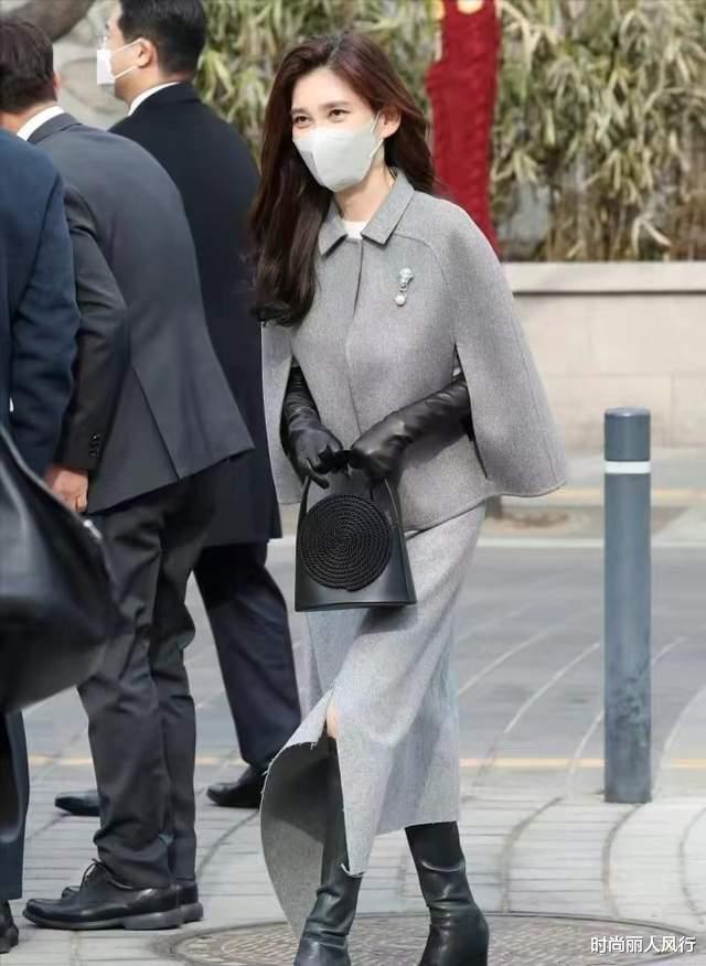 豪门|52岁三星长公主开会尽显霸总气场！穿西装造型封神，美成韩国名片