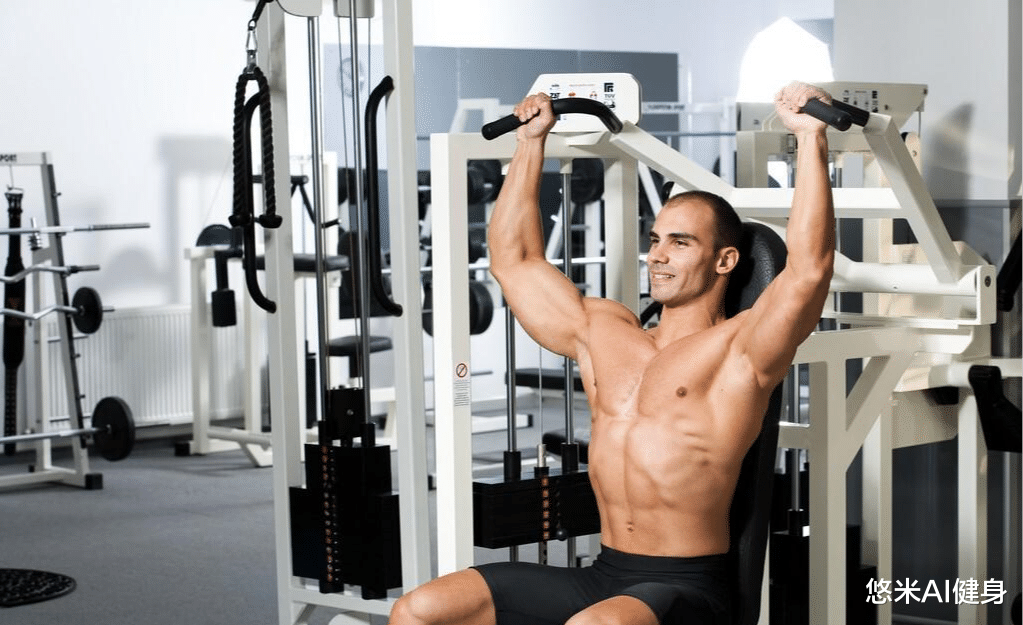 三角肌前束怎么练厚？只需做好3个器械动作，帮你打造饱满球形肩