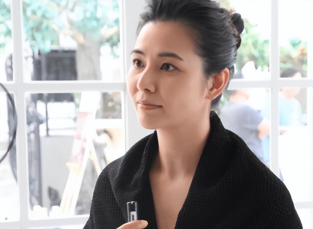 郑伊健妻子蒙嘉慧太丢面!现身演唱会,身材发福状态差,素颜如大妈!