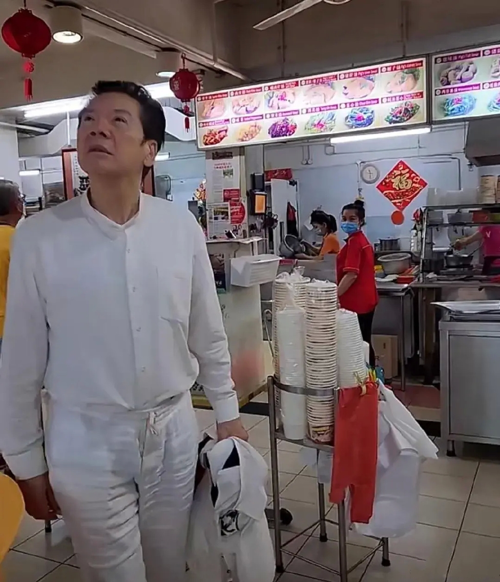 向太|新造型!向华强变帅气状态像小伙,向太超短发显老气,大钻戒抢镜