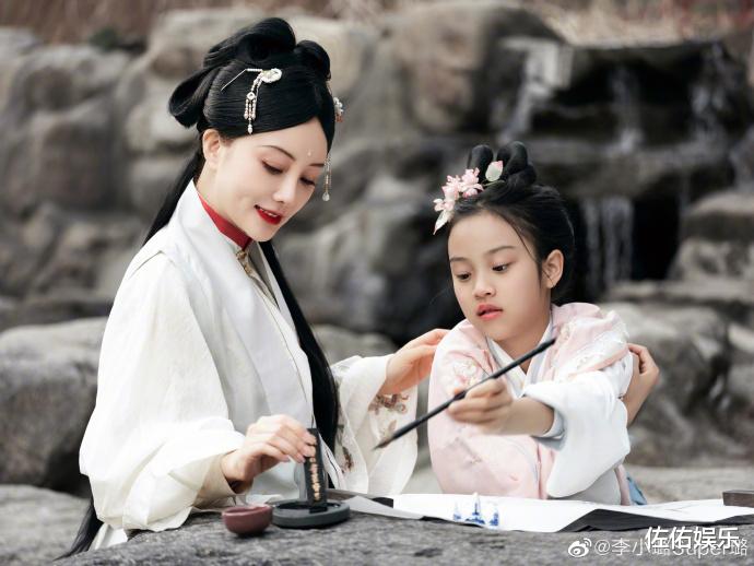 被曝与贾乃亮复合,李小璐晒照难掩好心情,笑容甜美温柔如初恋