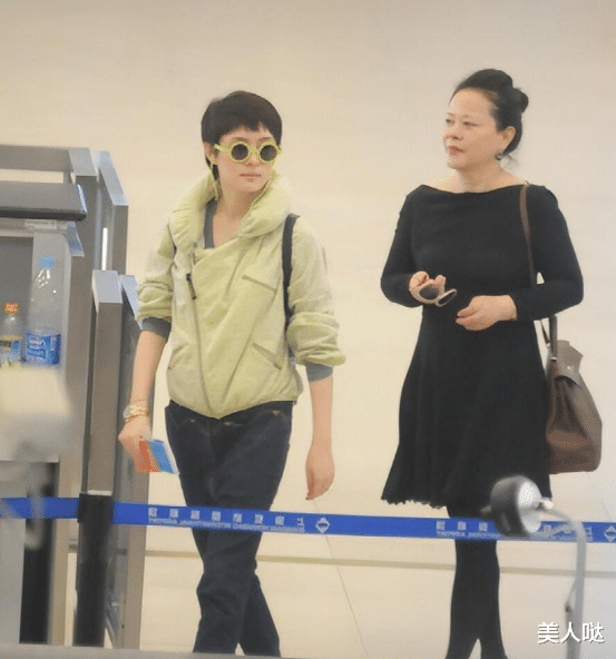 孙俪与妈妈现身机场,妈妈穿小黑裙比女儿气质高级,60多岁状态真好
