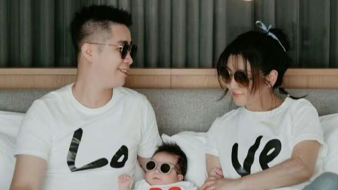 Selina晒儿子正面照庆生，一家三口首合体超温馨，自曝当妈后新癖好