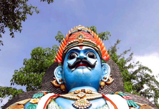 (可怕的印度教神像)所以,即便心中有很大的不满,印度低种姓的群体