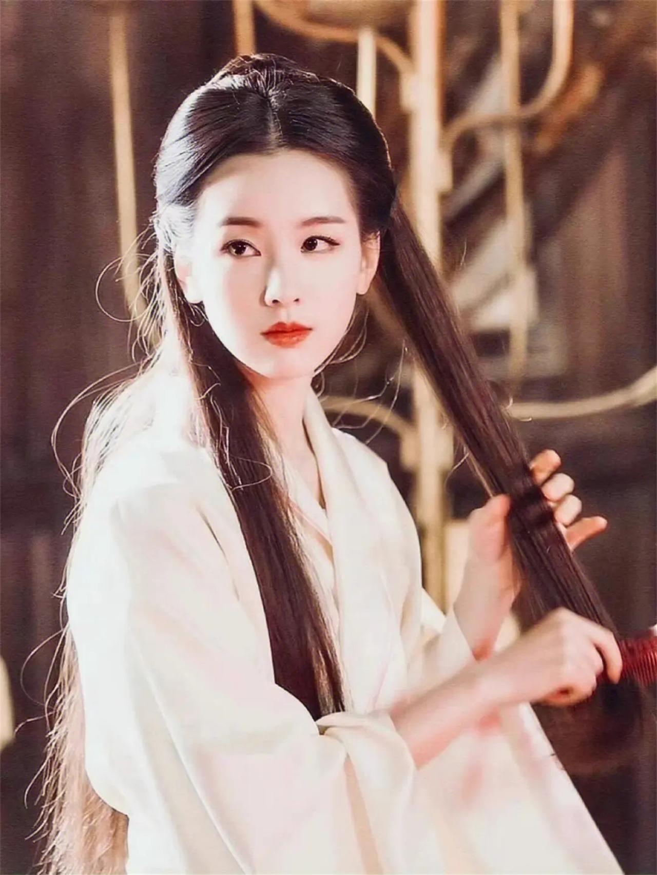 陈都灵|情商低还是有骨气?陈都灵拒外国资本男搂腰后,合照被安排站角落