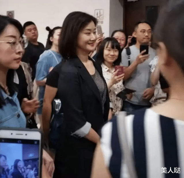 宋祖英新剪了lob头年轻10岁,穿西装配透视内搭,美得像换了个人