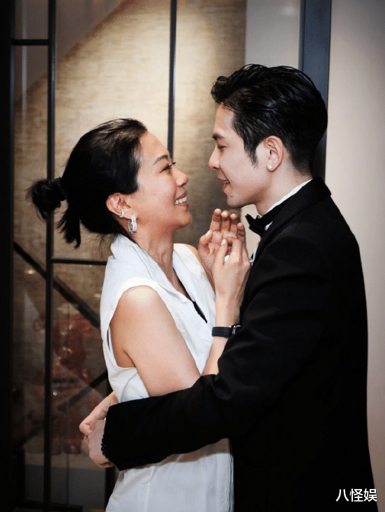 萧敬腾工作间隙忙秀恩爱，高调搂肩老婆好甜，林有慧笑得露出牙龈