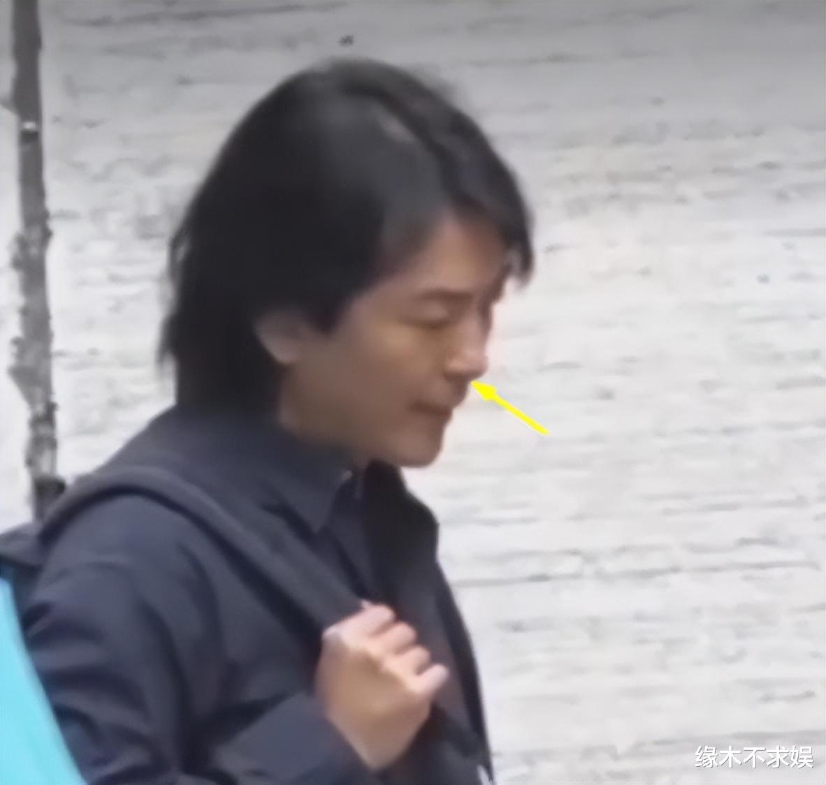 56岁郑伊健正式复出!穿搭朴实、老态毕现,片场疑和导演起争执!